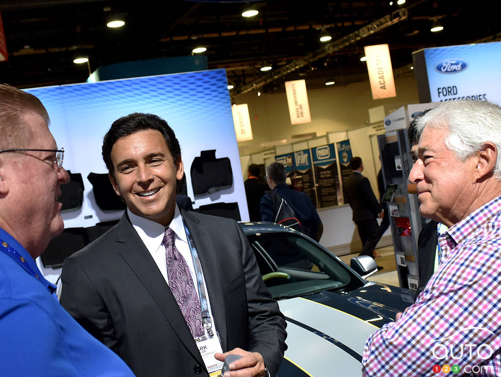 Le PDG de Ford, Mark Fields (au centre), NADA 2016